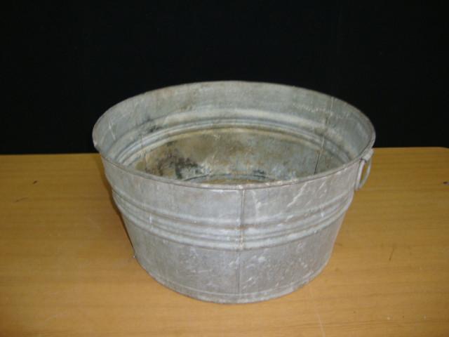 lot 77 image: Galvanized Steel Washing Tub, 22in ...