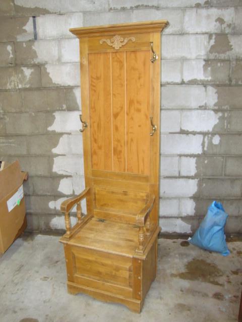 lot 78 image: Entry-way Throne, 24in x 17in x 73i...