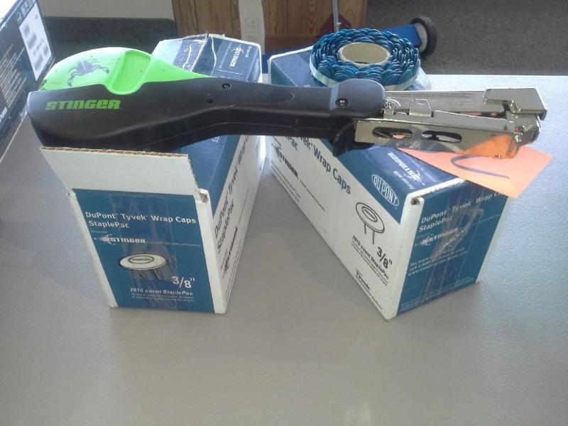 lot 32 image: Staples and stapler