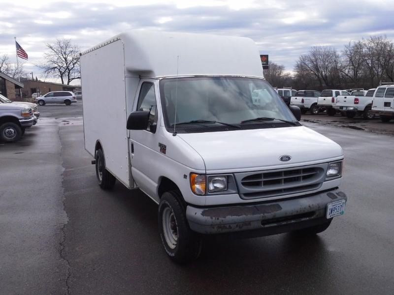 lot 6 image: 2002 Ford Cube Van