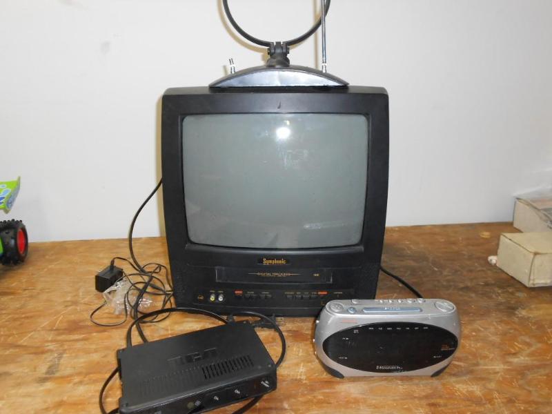 14 Symphonic color TV  VHS Combo...