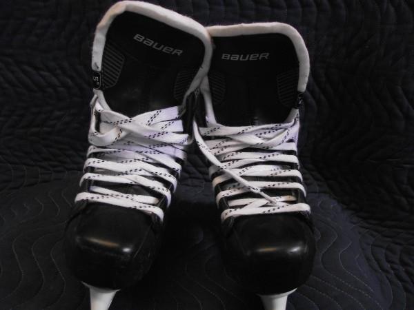 lot 113 image: Bauer Size 5 Ice Skates   Supreme 1...