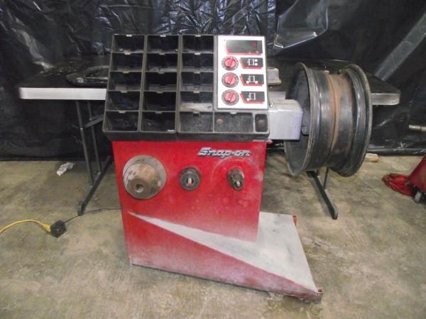 lot 3 image: Snap-On Tire Balancing Machine   Co...