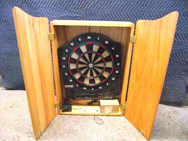 lot 89 image: Electronic Dart Board   &nbspEnclo...