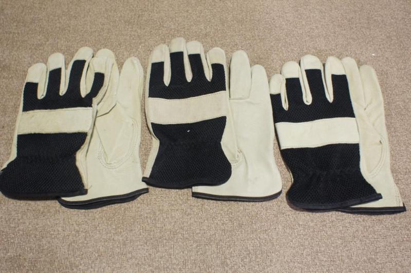 lot 100 image: New Lot of (3) pairs of work gloves...