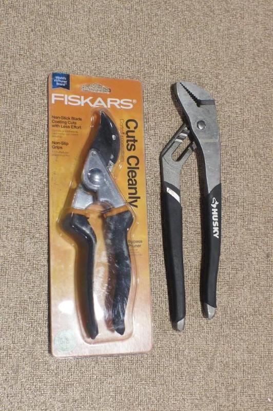 lot 91 image: Lot of (2) tools  Fiskars Shears a...