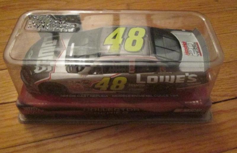 lot 140 image: NASCAR 2004 collector series 124 s...