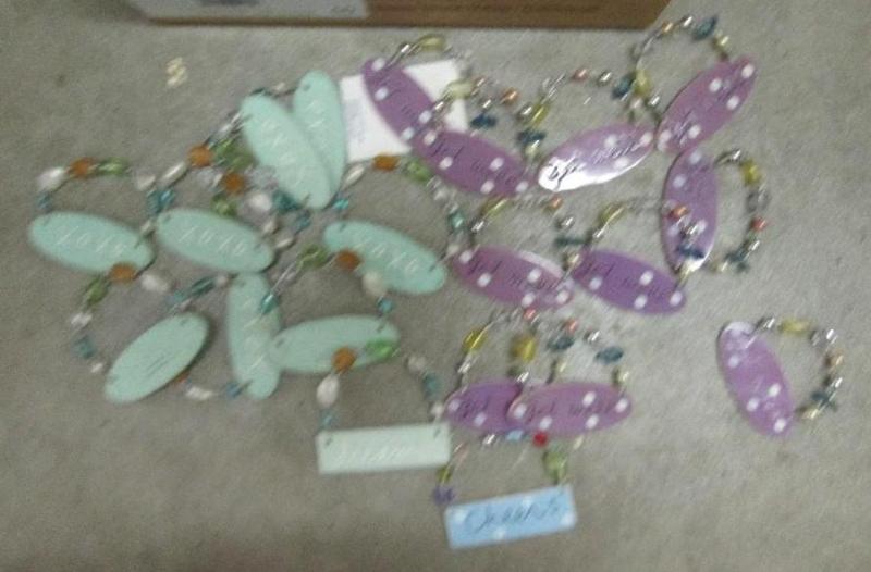 lot 21 image: Lot of assorted hanging dcor, great...
