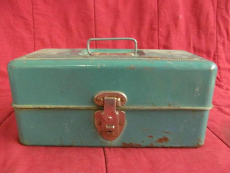 Green Tackle Box with 3 Brushes Ins...