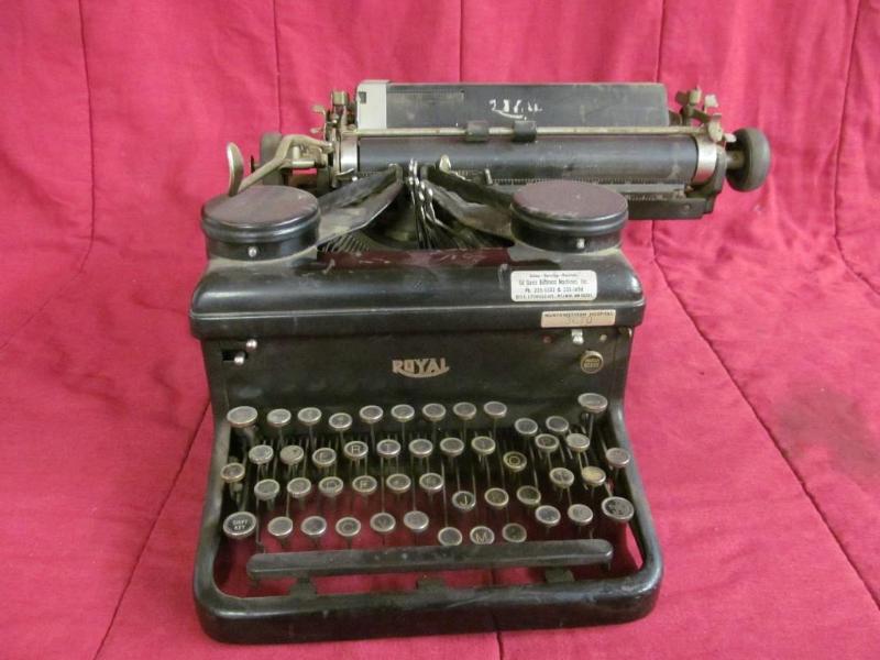 Vintage Royal Typewriter...
