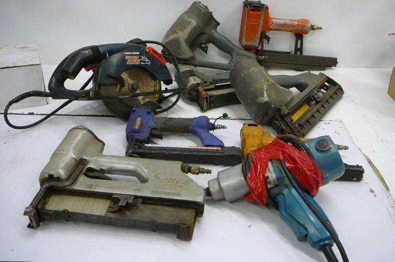 lot 10 image: 9 AIR & ELECTRIC&nbspNAILERS S...