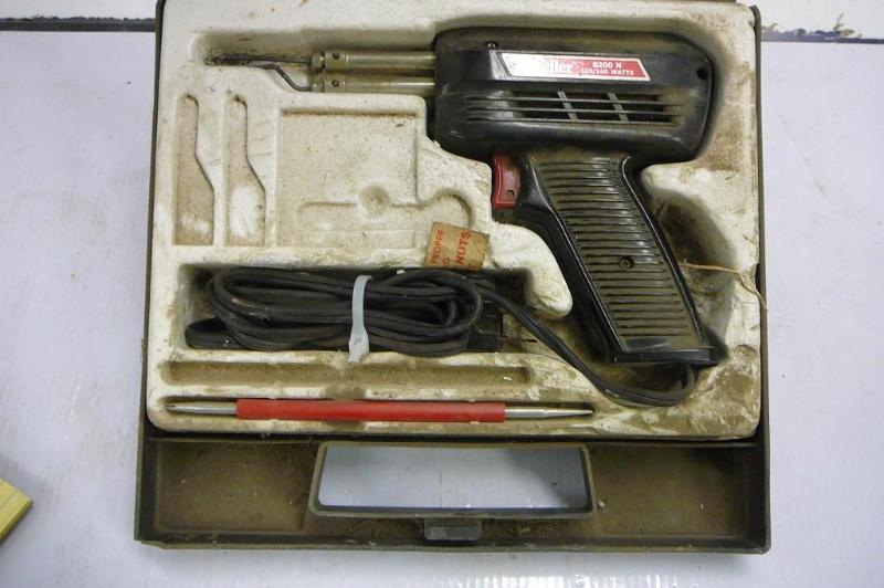 lot 8 image: Weller 8200 Soldering Gun w100140w...