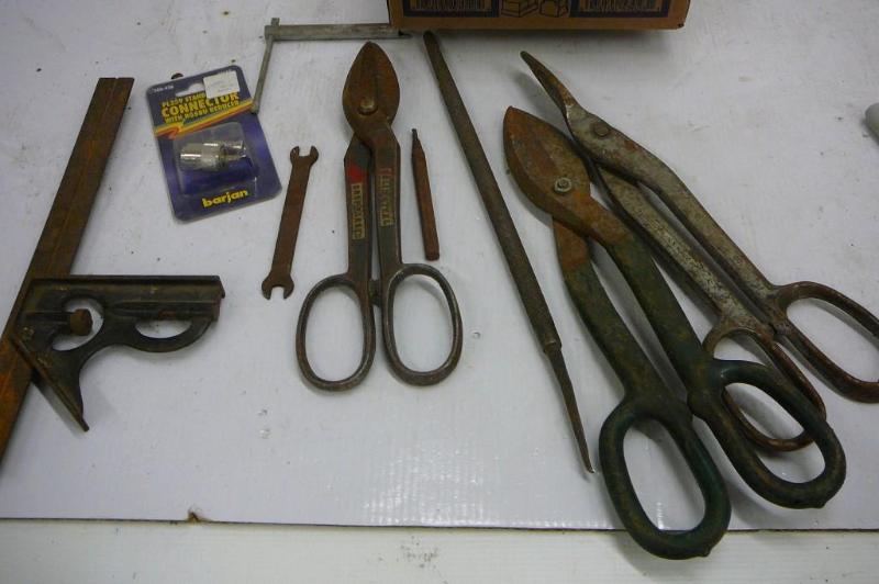 lot 81 image: Lot of miscellaneous hand tools Sol...