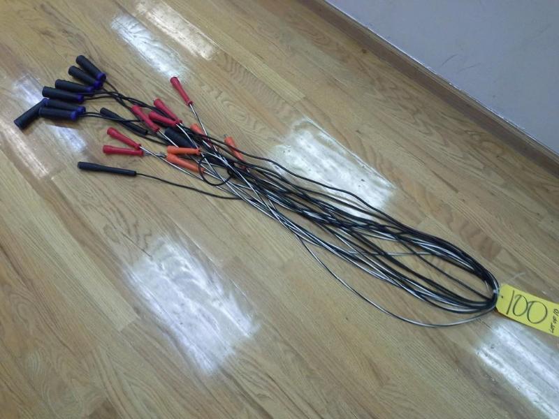 lot 100 image: 10 jump ropes with handles.