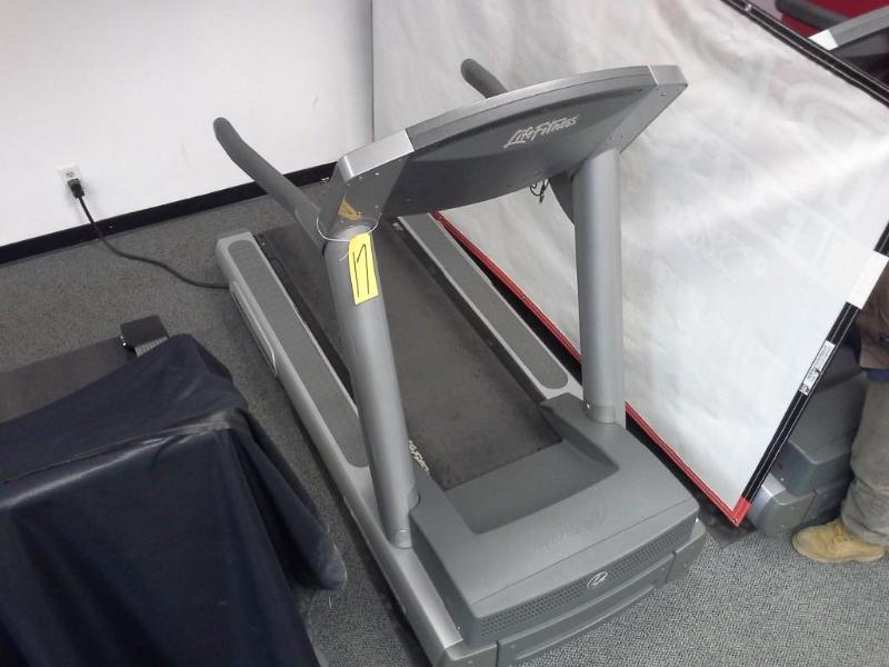 lot 17 image: LifeFitness, treadmill