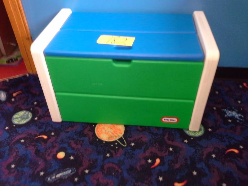 lot 182 image: Plastic Storage Chest by little tikes