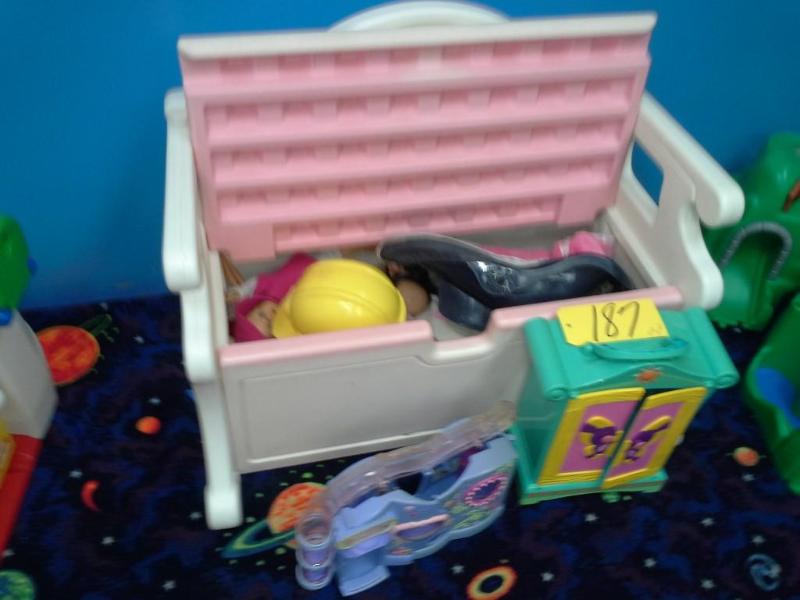 lot 187 image: little tikes Storage Bench