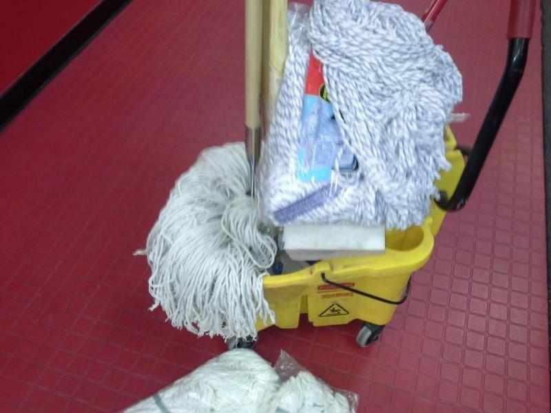 lot 215 image: Rubbermaid mop bucket