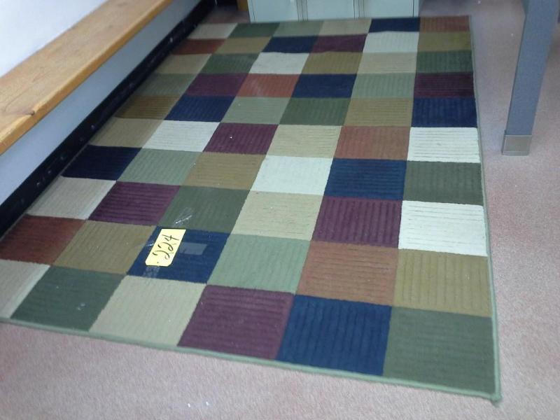 lot 224 image: Rug and Runner