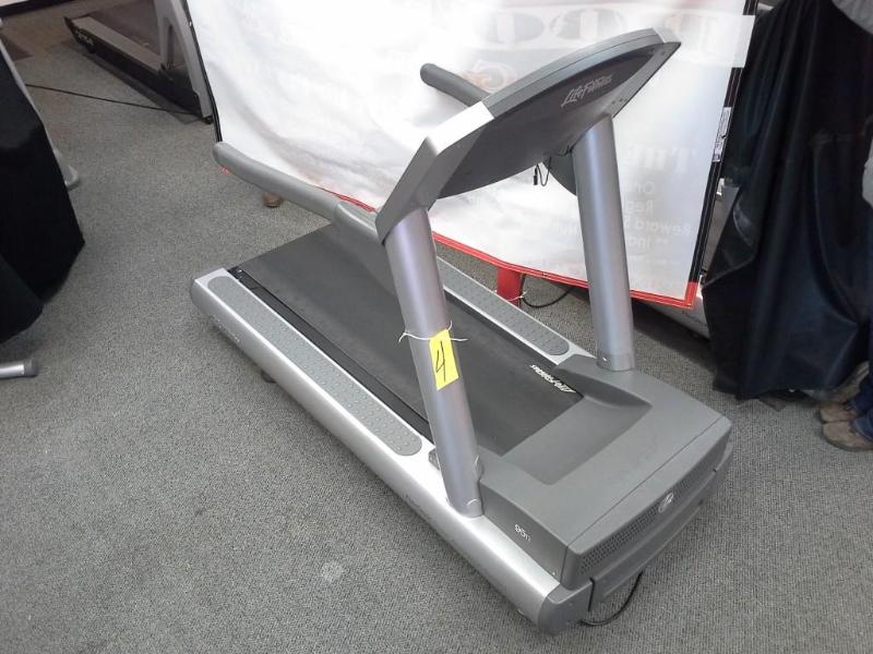 lot 4 image: LifeFitness, treadmill
