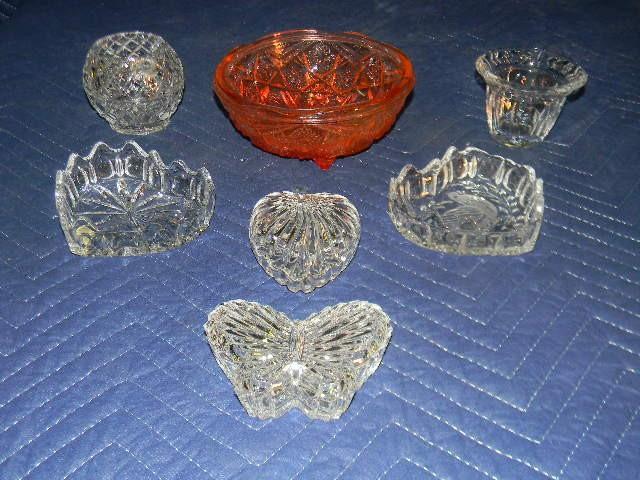 Lot of very nice glass bowls and tr...