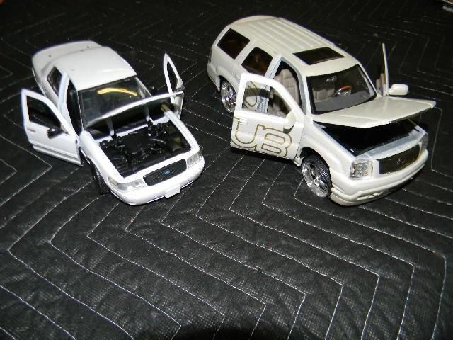 Lot of 2 die cast cars - very cool ...