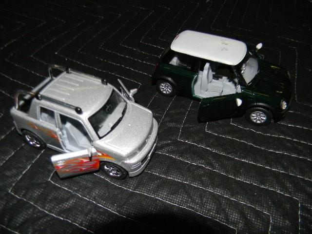 Lot of 2 collectible cars - very co...