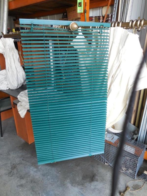 lot 100 image: 23 x 64 Blinds all set at 40 in wit...