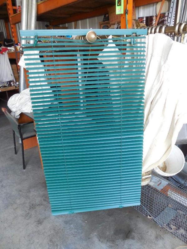 lot 110 image: Approx&nbsp4 blinds, misc parts, e...