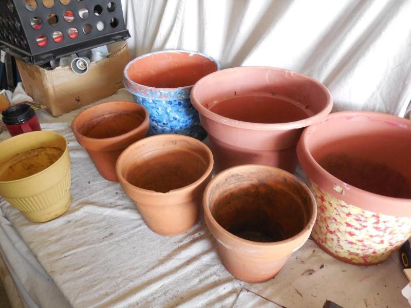 lot 111 image: Misc Flower pot, clay and plastic. ...