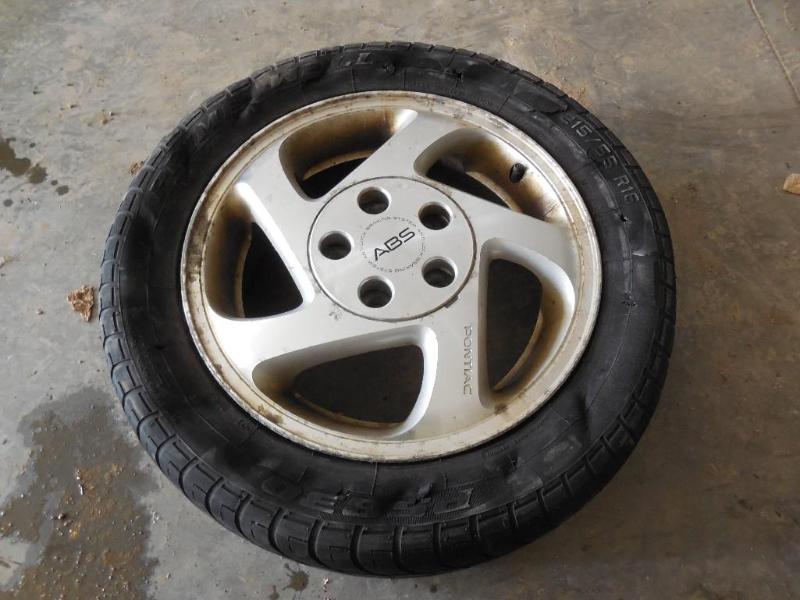 lot 115 image: 16 in. Wheel off 1999 Grand Prix ba...