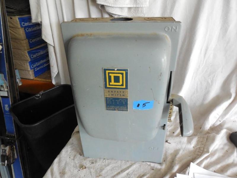 lot 15 image: Used Square D 600 Volt 100 Amp Disc...