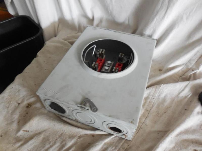 lot 22 image: Used Under Ground 200 Amp Meter Bas...