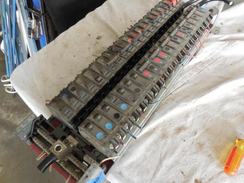 lot 23 image: 3 Phase Bolt on Breaker GE panel in...