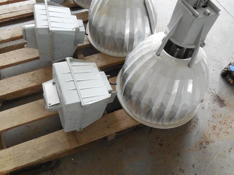 lot 71 image: GE 120 Volt 400w&nbspfixture. cool...
