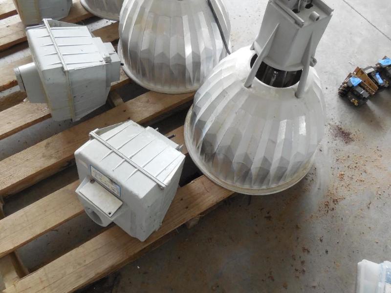 lot 72 image: GE 120 Volt&nbsp400w&nbspfixture....
