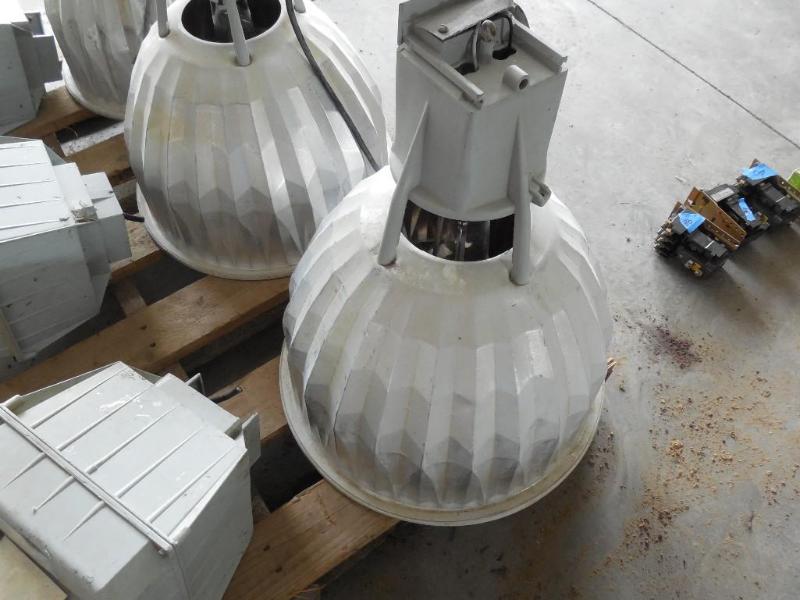 lot 73 image: GE 120 Volt&nbsp400w&nbspfixture....