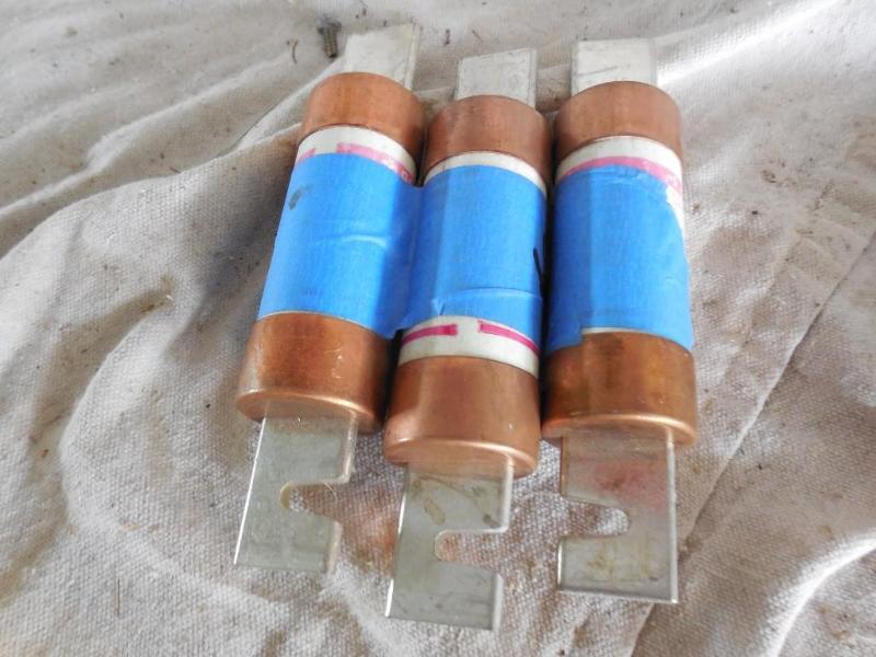 lot 80 image: TR 110R&nbsp 250 volt fuses. Cools...