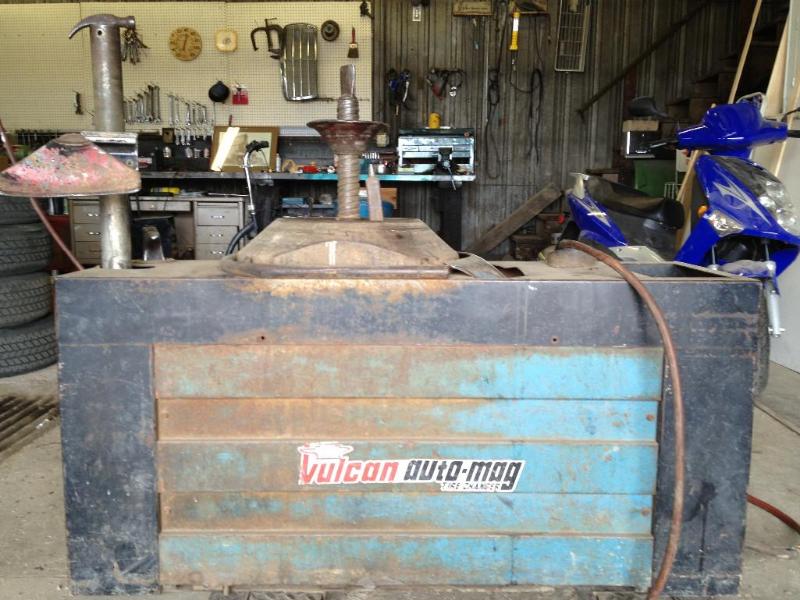 lot 1 image: Vulcan Auto-Mag Tire Changer - See Video