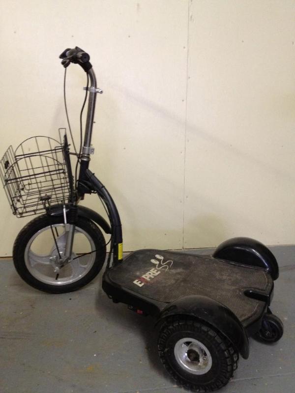 lot 3 image: EXPRE Transporter Electric 3 Wheeler Scooter