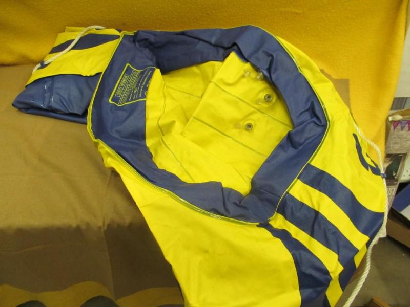Inflatable Raft 2 person with 2 oar...