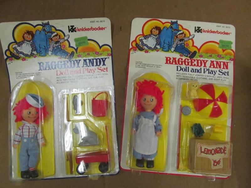 Raggedy Ann and Andy Dolls and 8 pl...