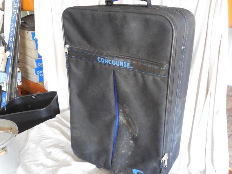Rolling suit case. 16 x 24 x 8. &nb...