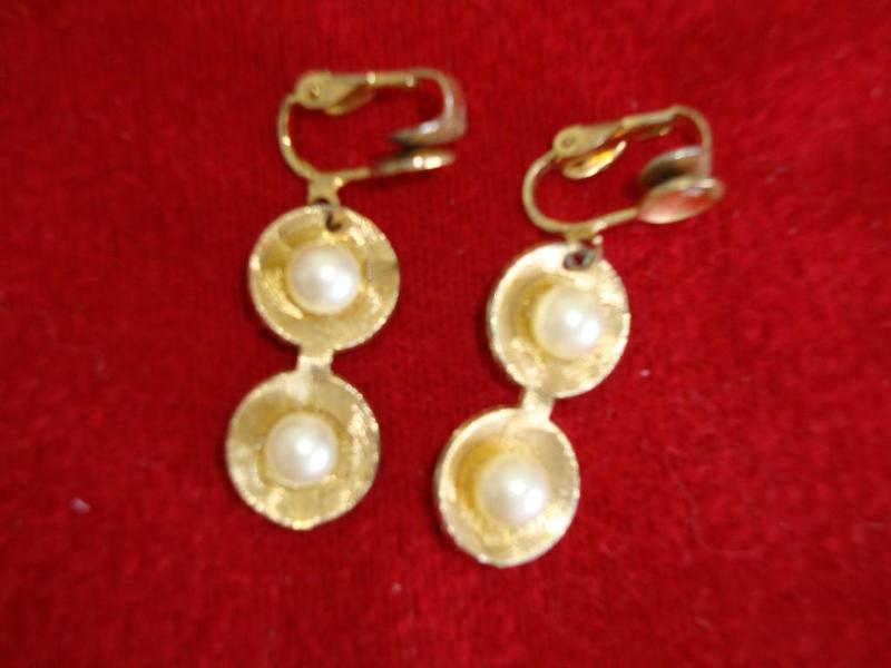 Pearl style clip on earrings...