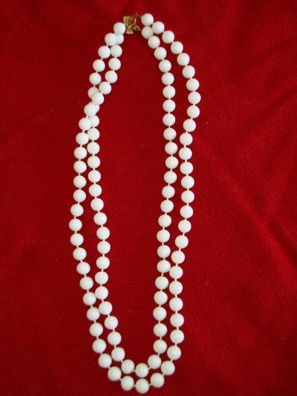 White bead style necklace 9&quot...