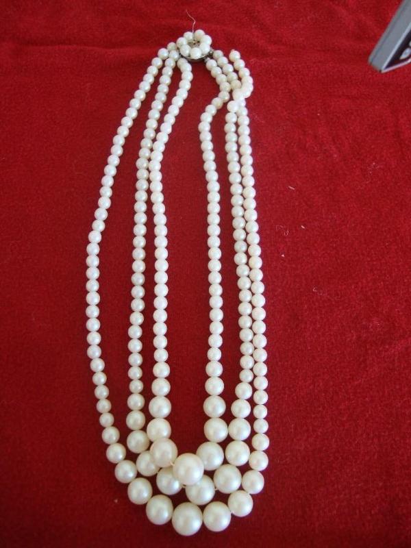 Pearl style necklace, one strand lo...