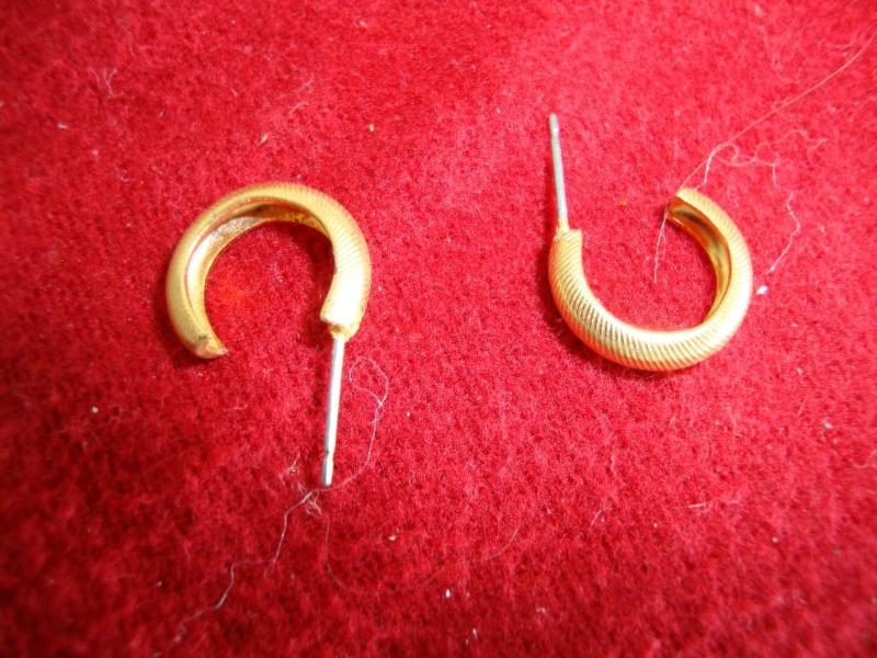 Gold color hoop style earrings no b...