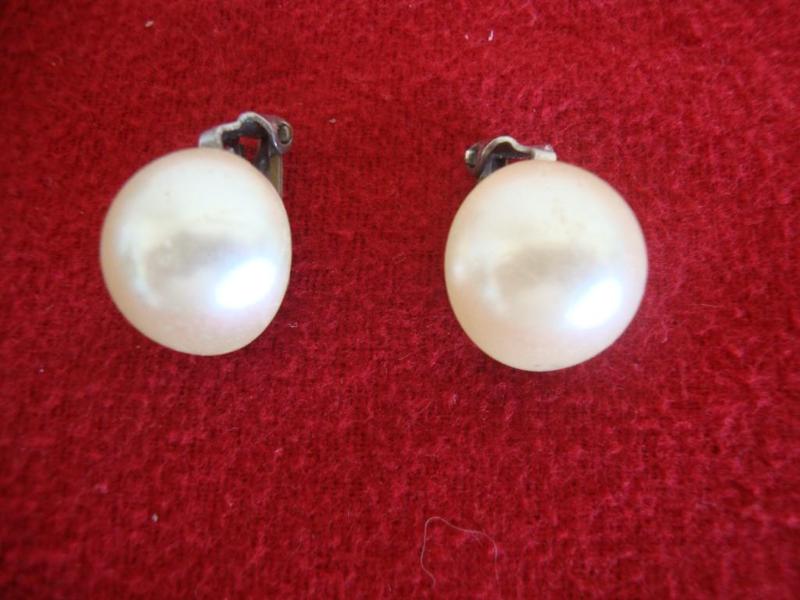 Pearl style clip on earrings....