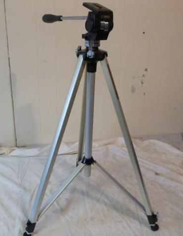 lot 104 image: Ambico V-0554 Tripod...