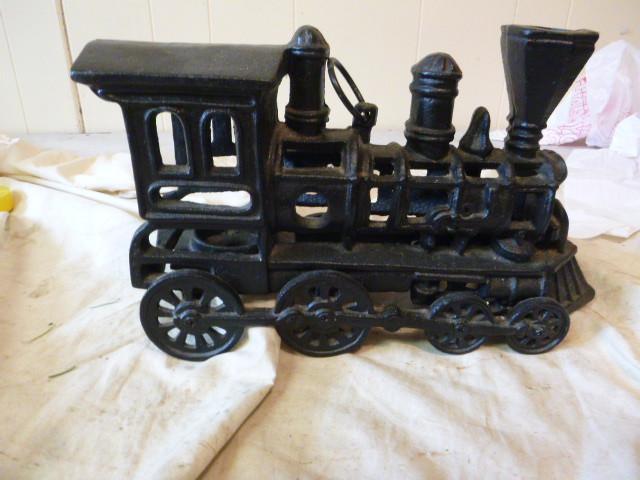 lot 142 image: Heavy Cast Train Engine...